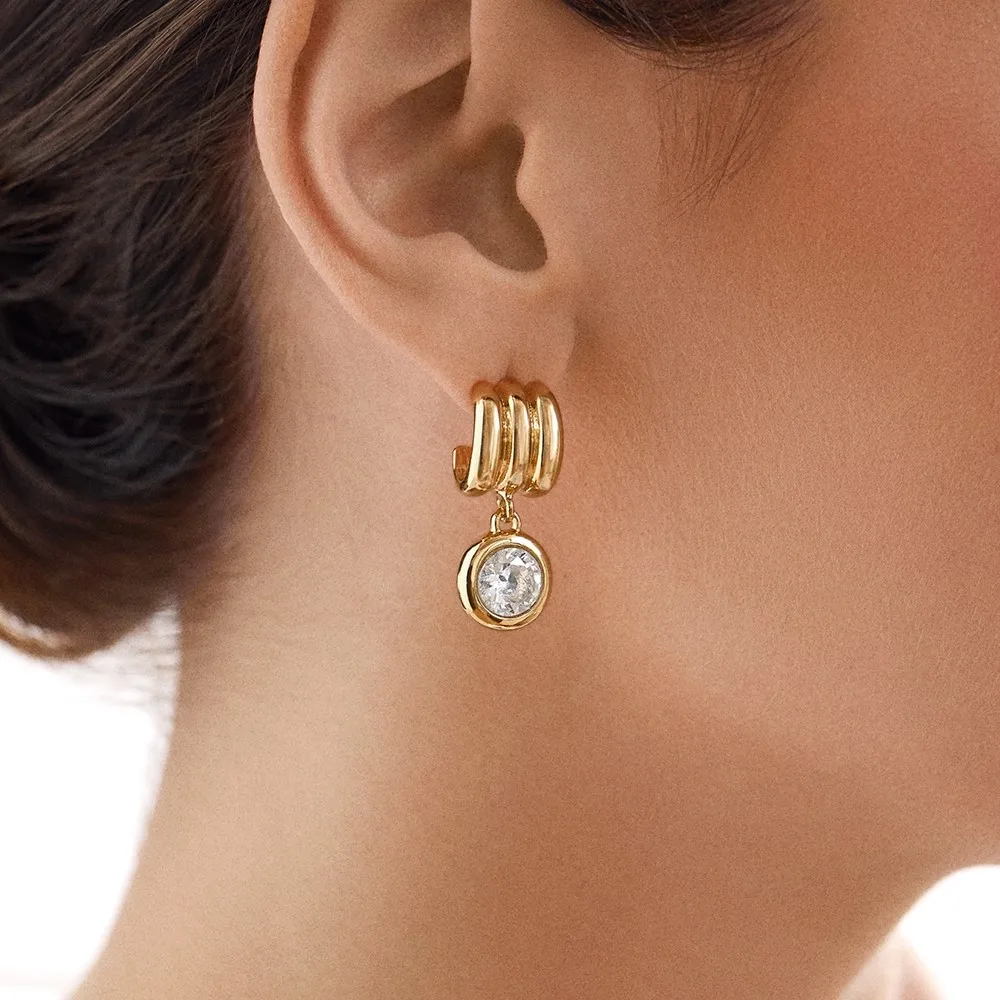 kf-S8af36c361c794c9e832e713aa174454dP Orecchini a bottone a C oro con strass rotondi - immagine 1