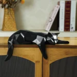 Statua gatto bianco e nero sdraiato in stile moderno - immagine 4