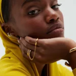 Anello doppio con catena e cristalli quadrati - immagine 2