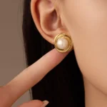 Orecchini a bottone in acciaio con perla e motivo geometrico - immagine 3