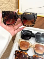 Set 4 occhiali da sole quadrati oversize retrò - immagine 2