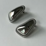 Orecchini a bottone triangolari irregolari in acciaio - immagine 2