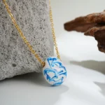 Collana donna ovale con smalto fiore bianco e blu