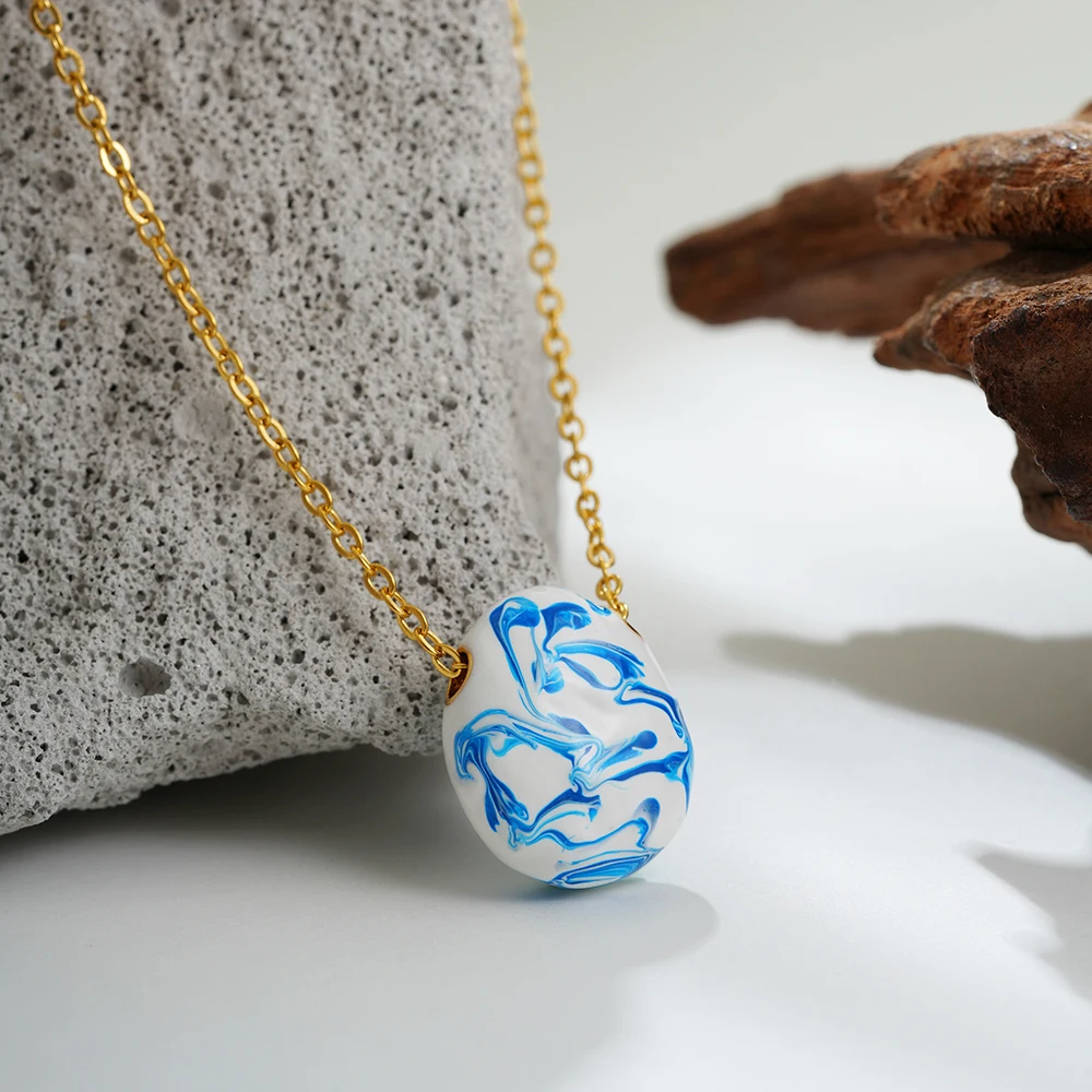 kf-S918fba18fa7b4e5fa2d07ebf97a9d2e9W Collana donna ovale con smalto fiore bianco e blu - immagine 1