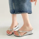 Sandali estivi donna con zeppa e fascia elegante - immagine 4