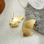 Orecchini a bottone farfalla in acciaio inox dorato - immagine 4