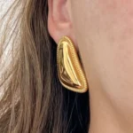 Orecchini geometrici a bottone in acciaio dorato 18K - immagine 2