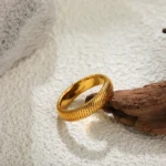 Anello vintage rigato in acciaio inox placcato oro 18K - immagine 3