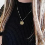 Collana rotonda con lettera e sole luna in acciaio - immagine 3