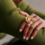 Anello aperto doppio cerchio minimal in acciaio oro - immagine 2