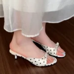 Ciabatte estive donna con tacco sottile e pois - immagine 2