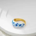 Anello a cupola con fiori blu e bianchi in smalto - immagine 4