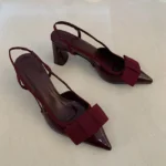 Scarpe decolleté bordeaux con tacco a spillo e fiocco - immagine 2