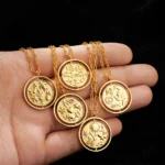 Collana rotonda con lettera e sole luna in acciaio - immagine 2