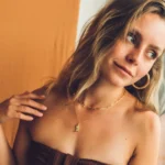 Set collana stivale cowboy e orecchini a cerchio dorati - immagine 6