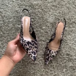 Sandali donna leopardati con tacco basso e punta a punta - immagine 6