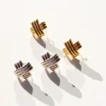 Orecchini a bottone multistrato incrociati placcati oro