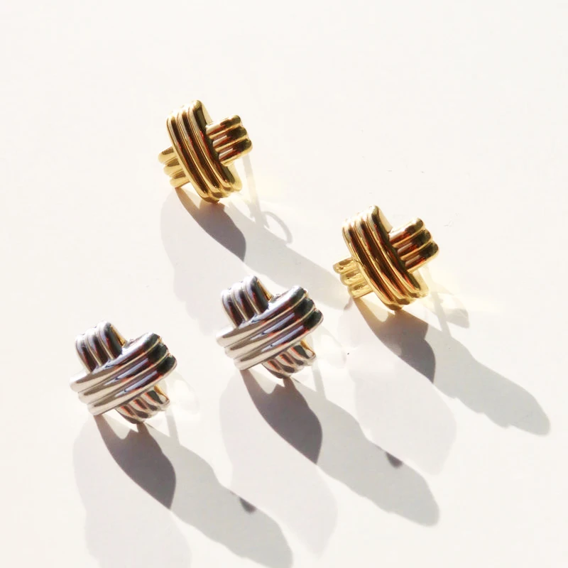 kf-Sac1343e41a7e4af8908a5089d24f05edc Orecchini a bottone multistrato incrociati placcati oro - immagine 1