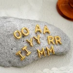 Orecchini a bottone iniziali 3D in acciaio oro 18K - immagine 3