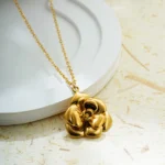 Collana donna con ciondolo fiore rosa 3D in acciaio oro - immagine 4