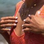 Collana con iniziale in bambù e ciondoli marini - immagine 3