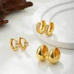 Set di piccoli orecchini a cerchio con zirconi placcati oro 14k - immagine 2