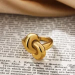 Anello donna in acciaio inox oro cupola irregolare - immagine 2