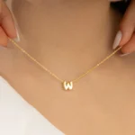 Collana lettera minuscola placcata oro per donna - immagine 2
