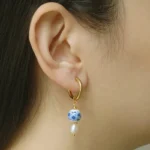 Orecchini pendenti asimmetrici con perline in ceramica - immagine 3