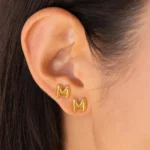 Orecchini a bottone iniziali 3D in acciaio oro 18K