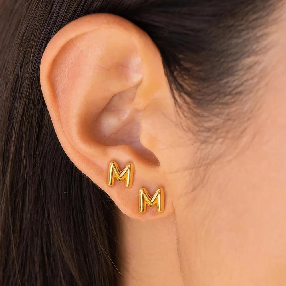 kf-Sb61d438be2294bb4aee6ebd0b6cb0863z Orecchini a bottone iniziali 3D in acciaio oro 18K - immagine 1