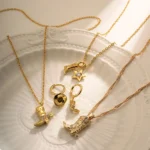 Set collana stivale cowboy e orecchini a cerchio dorati
