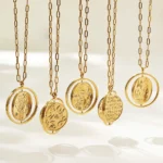 Collana rotonda con lettera e sole luna in acciaio