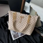 Borsa tracolla donna in morbida pelle capiente con ciondolo - immagine 3