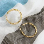 Orecchini a cerchio oro con perline geometriche donna - immagine 5