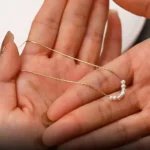 Collana girocollo minimal con perle e catena oro - immagine 5