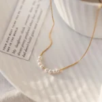 Collana girocollo minimal con perle e catena oro - immagine 2