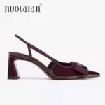 Scarpe decolleté bordeaux con tacco a spillo e fiocco - immagine 4