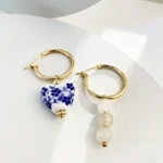 Orecchini pendenti asimmetrici con perline in ceramica - immagine 6