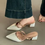 Mules da donna con tacco grosso e rivetti eleganti - immagine 2