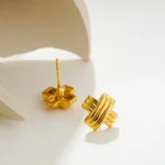 Orecchini a bottone multistrato incrociati placcati oro - immagine 6