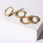 Orecchini a cerchio piccoli CZ dorati in rame - immagine 3