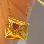 Collana busta "Ti amo" in acciaio con zircone rosso - immagine 2