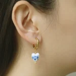 Orecchini pendenti asimmetrici con perline in ceramica - immagine 2