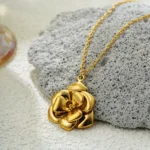 Collana donna con ciondolo fiore rosa 3D in acciaio oro