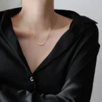 Collana girocollo minimal con perle e catena oro - immagine 4