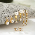 Set di piccoli orecchini a cerchio con zirconi placcati oro 14k - immagine 4