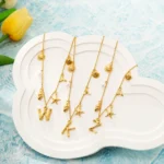 Collana con iniziale in bambù e ciondoli marini - immagine 5