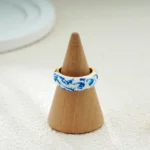 Anello a cupola con fiori blu e bianchi in smalto - immagine 5