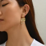 Orecchini pendenti quadrati martellati oro vintage - immagine 4